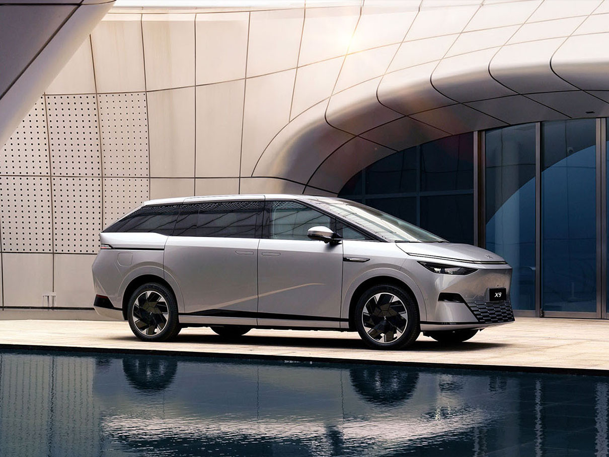 The XPENG X9 MPV in silver.