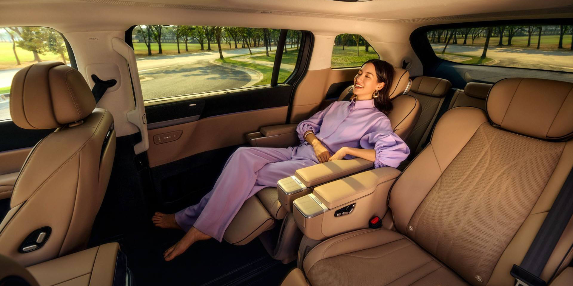 Rear reclining seats in the XPENG X9.