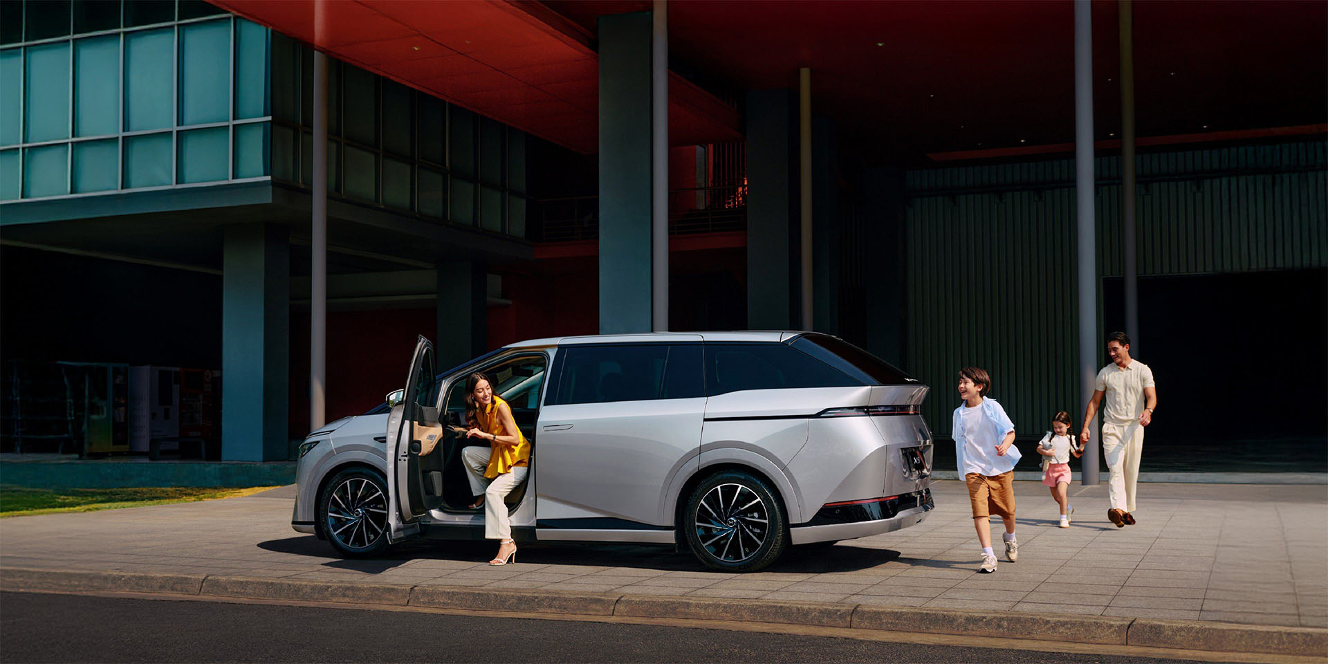 Rear side of the XPENG X9 MPV.